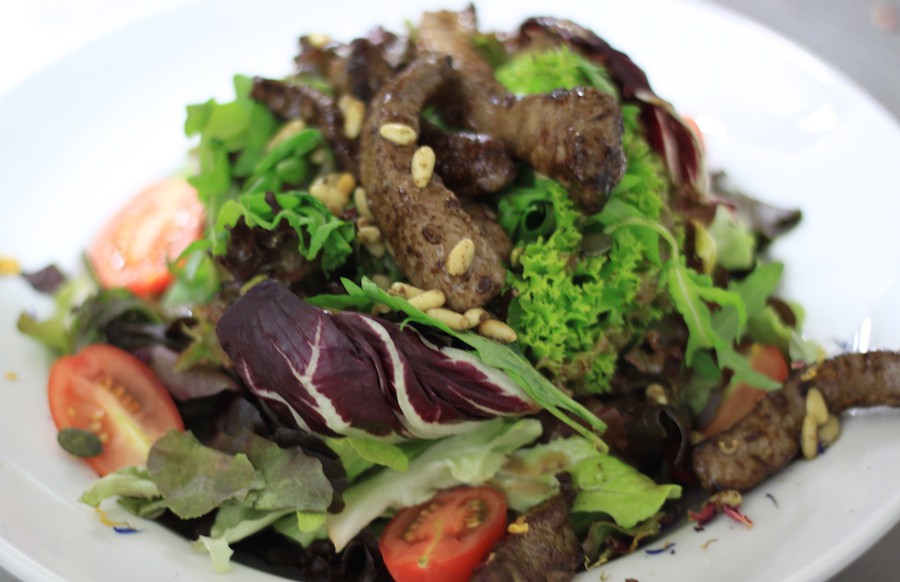 Knackige Blattsalate mit leckerem Dijonsenfdressing und mit Balsamico abgelöschten, gerösteten Roastbeefstreifen und Pinienkernen