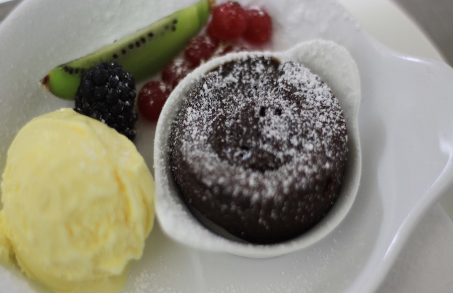 Café Gourmand Kaffee Ihrer Wahl Minischokoküchlein mit weichem Cappuccinokern und Nougateis