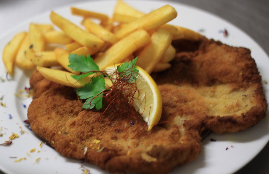 Knuspriges Schweineschnitzel aus dem saftigen Schweinerücken geschnitten