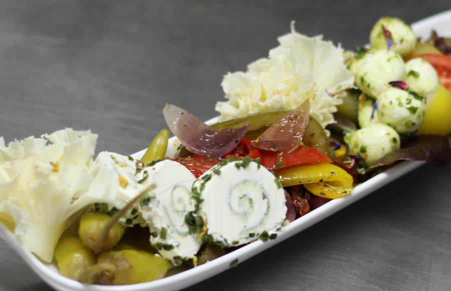 Köstliche Vegetarische Tapas mit mariniertem Gemüse, eigelegten Oliven Babymozzarella und Mönchskopfkäse